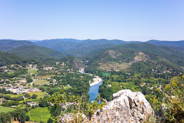 Vue sur la vallée de Gardon et les Cévennes depuis le sommet de Rocher Saint-Julien, derrière la...