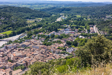 Vue sur la ville d’Anduze en contrebas du Rocher Saint-Julien (Occitanie, France)