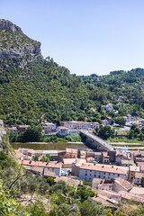 Vue sur les toits d’Anduze en été (Occitanie, France)