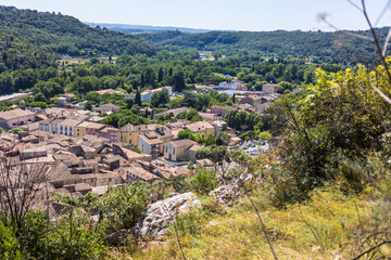 Vue sur les toits d’Anduze en été (Occitanie, France)
