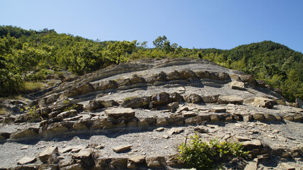 Rocce lungo il sentiero 390bis da Villa di Parchiule a Poggio dell'Appione in Italia