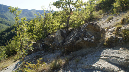 Rocce lungo il sentiero 390bis da Villa di Parchiule a Poggio dell'Appione in Italia