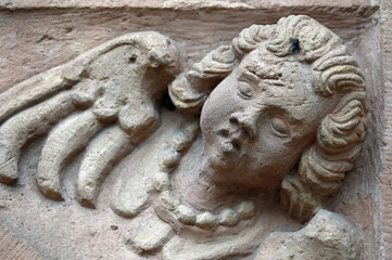 Putto auf einem Sandsteinrelief des Barock