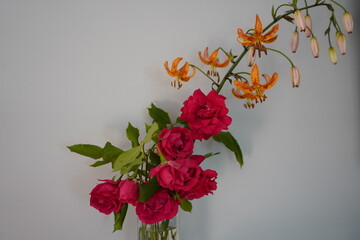 ユリ　マルタゴンリリー　薔薇　生け花　花瓶　martagon lily　百合　赤いバラ　薔薇　背景