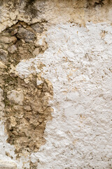 Textura rustica de una pared de piedra blanca y gris deteriorada 