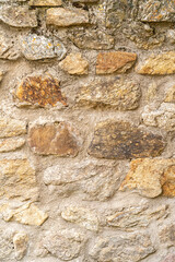 Textura rustica de una pared de piedra blanca y gris deteriorada 