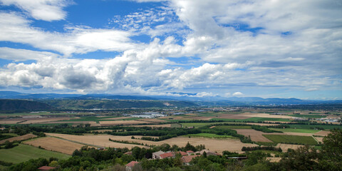 Plaine dans la vallée du Rhône vue des hauteurs d'Albon (Drôme) avec au fond les premières montagnes d'Ardèche © Hervé Rouveure