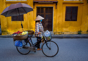 Fototapeta na wymiar Street vendors in Hoi An