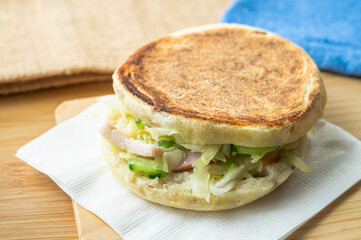 ライ麦マフィンのホットサンド