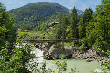 Fototapeta na wymiar Blick auf Holzbrücke über einen Fluss.