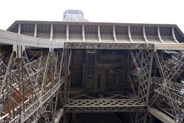 Obraz premium Close-up of Eiffel tower early in the morning at springtime with misty sky background. Photo taken May 1st, 2019, Paris, France.