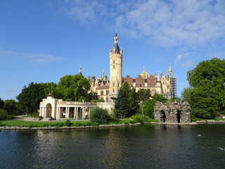 Obraz premium Schwerin Castle Germany outside with lake