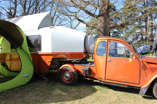 Citroen 2CV ou Citroen 2 CV, voiture de collection transformée en camping car, ville de Sathonay Camp, département du Rhone, France