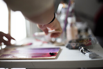 Artista prepara su bastidor