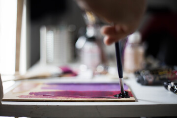 Artista prepara su bastidor