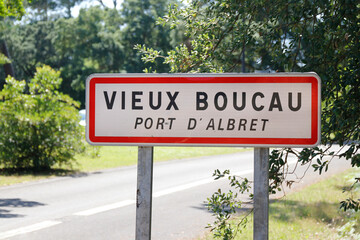 Fototapeta premium Panneau de signalisation d'entrée dans la ville de Vieux Boucau dans les Landes