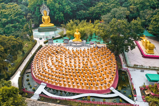 Wat Chak Yai temple, golden buddha and hundreds of monks, in Chanthaburi, Thailand