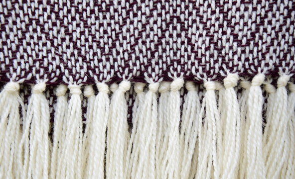 Gestrickte Decke mit wei&szlig;en Fransen, kuschelige Winterdecke, Detailansicht, Handarbeit