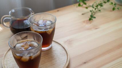 テーブルの上のアイスコーヒー。