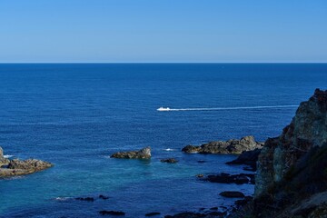 島武意海岸展望台で見た積丹ブルーに染まる日本海を疾走する遊覧船＠積丹、北海道