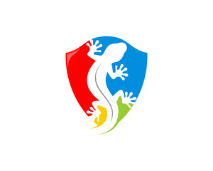 Obraz premium Gecko silhouette in the security shield logo