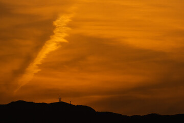 真っ赤に染まった夕暮れの西の空