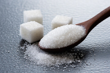 Fototapeta na wymiar White sand sugar and cube sugar