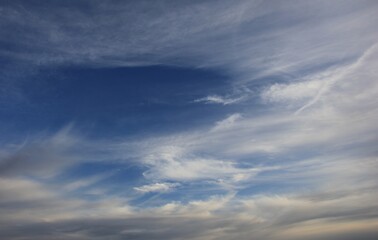 ほんの少しだけ赤みがかってきた夕方の空