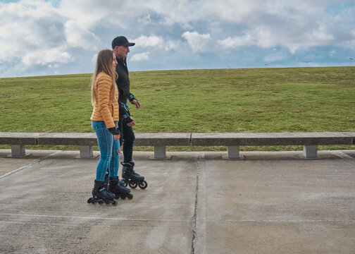 vista de perfil de una pareja patinando