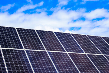 ソーラーパネルと青空