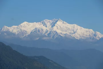 Cercles muraux Kangchenjunga Panoramic shot of Kangchenjunga Mountain in Darjeeling India, against a clear blue sky