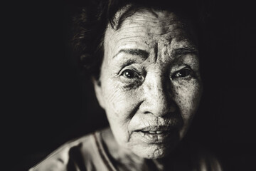 Fototapeta premium アジア人の高齢女性