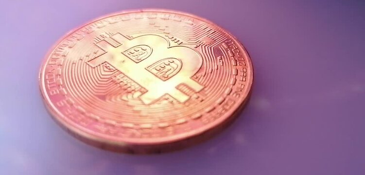 Denaro di bitcoin su sfondo blu in movimento con riflessi criptovalute e numeri - Video concetto di business 03