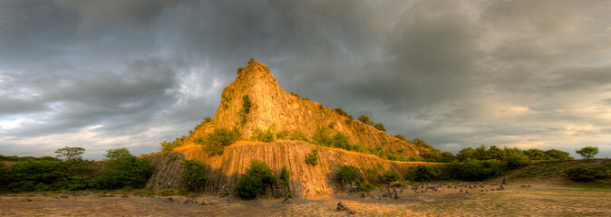 Ein erloschener Vulkan nach einem Gewitter im Glanz der Abendsonne