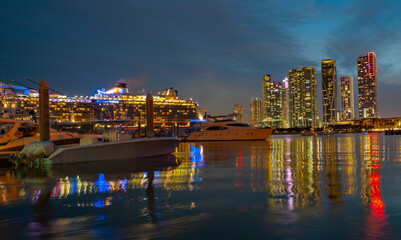 Plakat Miami at sunset. Miami Florida, colorful skyline of Macarthur causeway.