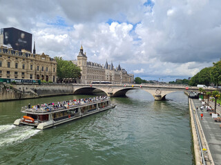 Naklejka premium touristen auf einem ausflugsboot auf der seine in paris