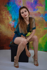 Naklejka premium Junge Frau in Hotpants