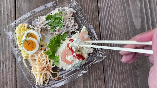 コンビニ食品/惣菜のサラダセットいただきます。 