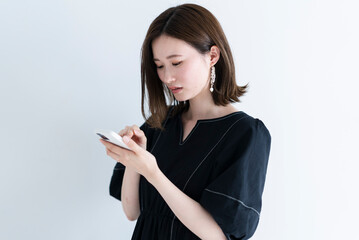 Fototapeta premium 携帯電話を使う女性