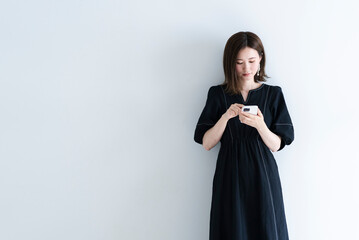 携帯電話を使う女性