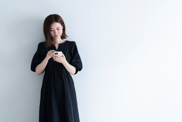 Naklejka premium 携帯電話を使う女性