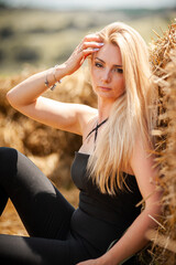 Naklejka premium woman posing on dry grass
