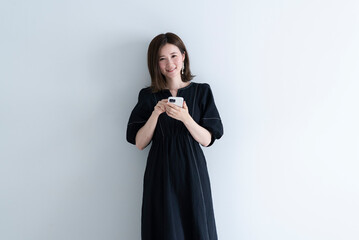 Naklejka premium 携帯電話を使う女性