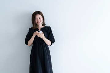 Naklejka premium 携帯電話を使う女性