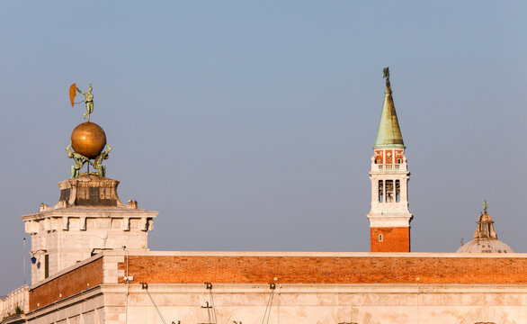 Italien/-Venedig: Dogana da Mar, Museum f&uuml;r moderne Kunst, dahinter der Campanile von San Giorgio Maggiore