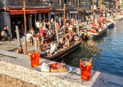 Italien/Venedig: Al Timon, Restaurant und B&agrave;caria (Weinausschank), Osteria, Sitzpl&auml;tze auf Booten im Kanal,