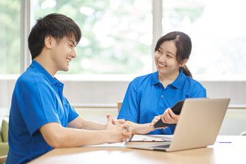 介護プランについて話し合う介護士