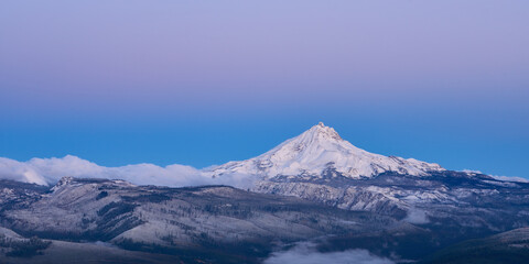 Fototapeta na wymiar Morning view of Mt Jefferson covered by fresh snow in the dawn in the late autumn season.