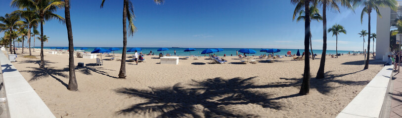 Fototapeta na wymiar Panorama view of tourists on the beach of Fort Lauderdale, Florida, USA