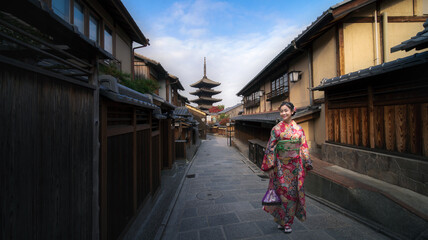 Fototapeta premium Asian woman wearing japanese traditional kimono at Yasaka Pagoda and Sannen Zaka Street in Kyoto, Japan.
